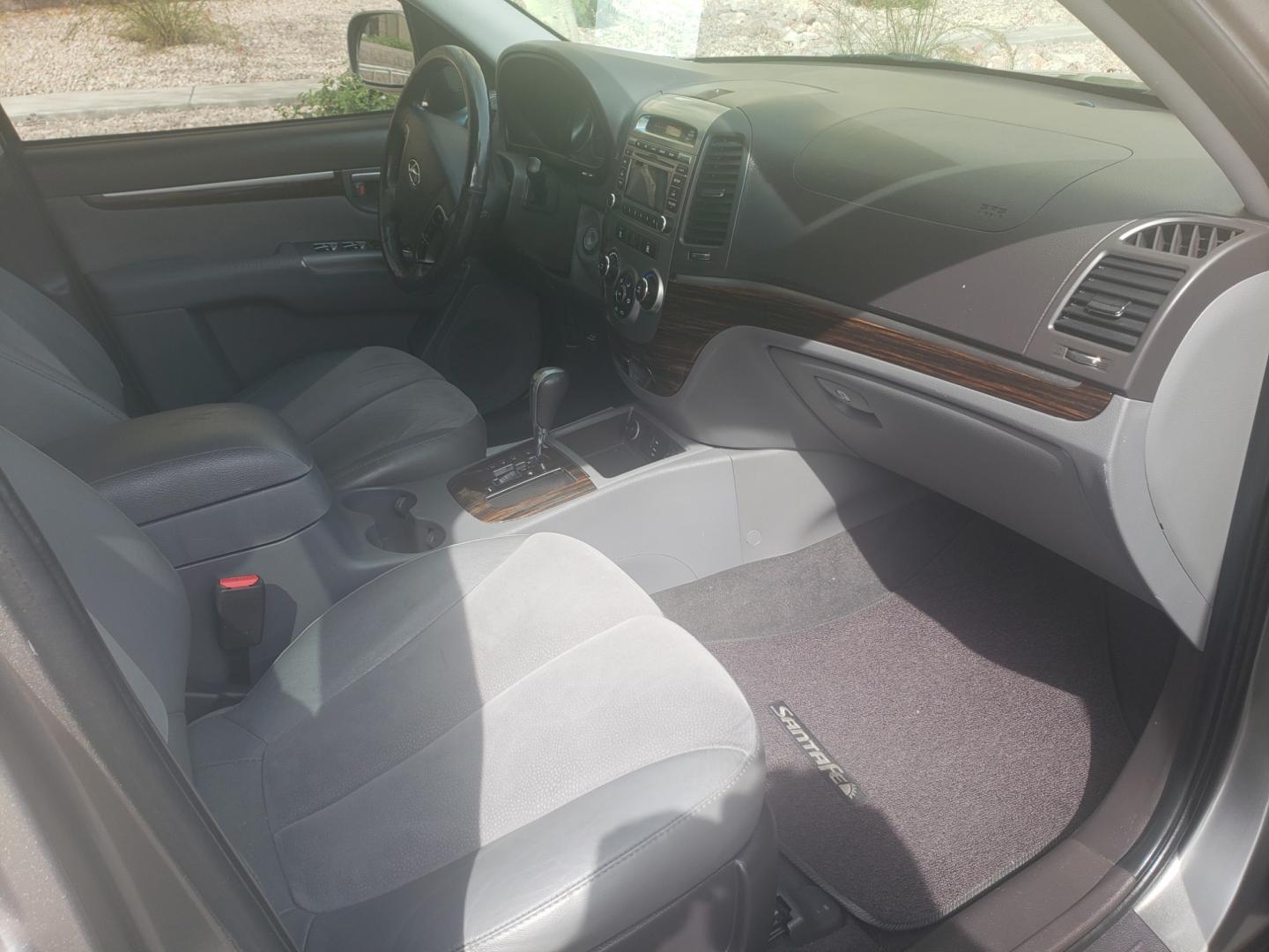 2011 gray /gray Hyundai Santa Fe SE (5XYZH4AG2BG) with an 3.5L V6 DOHC 24V engine, 6-Speed Automatic transmission, located at 323 E Dunlap Ave., Phoenix, AZ, 85020, (602) 331-9000, 33.567677, -112.069000 - 2011 Hyundai Santa Fe SE,......A Must See!! No accidents, Ice cold AC. The car is gorgeous inside and out. Power windows, Power door locks, Stereo/cd/mp3 Player, Phone sync, Bluetooth, Satellite compatible, Beautiful gray interior with gray leather seats in near perfect condition, Incredible gas mil - Photo#13